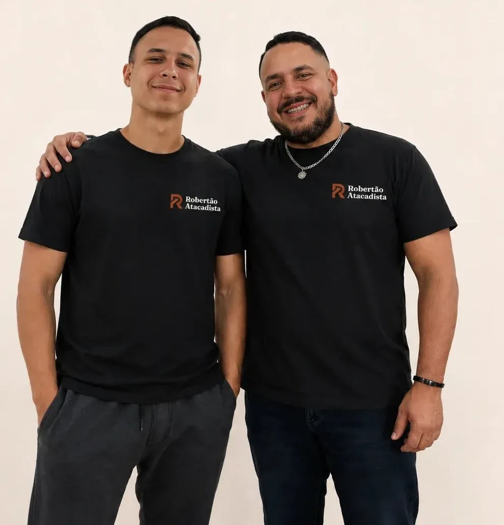 João e o pai, à frente da Robertão Atacadista
